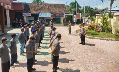 Bhabinkamtibmas Desa Grenden Aipda Samsul Arifin saat lakukan pembekalan PBB di Linmas