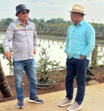 Arie Triyono saat mengajak Kang Emil berkeliling Family Farm & Education Park