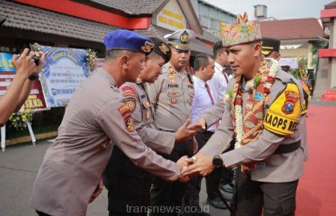 Setelah lakukan kegiatan pedang pora Kapolres Jember yang baru lakuka Salam perkenalkan pada Anggota Polres Jember.