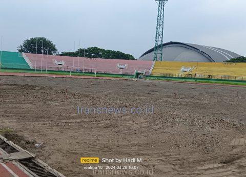 Renovasi Stadion Gelora Delta Sidoarjo, tampak rumput di lapangan bola sudah kupas, Kamis (28/3/2024)