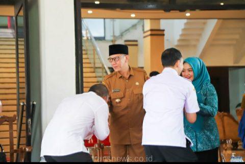 KH.MB Firjaun Barlaman wakil bupati jember bersama Istrinya .Evita Afdilah Sari sa at Halal Bi Halal