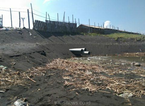 Pembuangan limbah tambak udang di wilayah pantai pesisir Desa Kepanjen