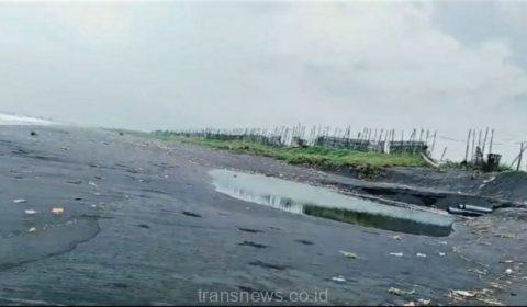 Air limbah tambak yang di buang di bibir pantai