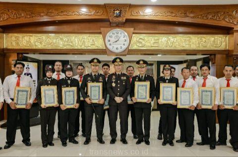 Hari lahir Pancasila Kapolda Jatim beri penghargaan untuk 120 Anggota berprestasi