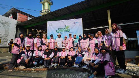 Srikandi PLN UIT JBB berfoto bersama General Manager, Didik Fauzi Dakhlan usai acara