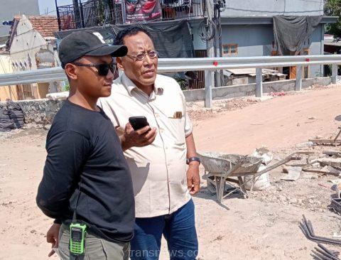 Wartawan transnews.co id saat konfirmasi pencapaian Progres pekerjaan pembangunan jembatan Jong Biru Kediri, Jawa Timur, Kamis (13/6/2024)