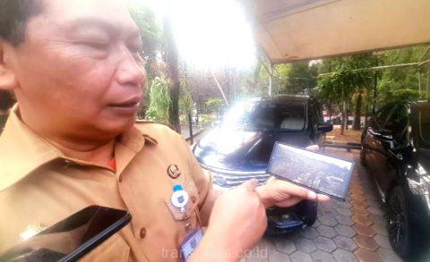 Abra Kadis DLHK Depok, saat memperlihatkan kondisi terkini di TPA Cipayung - TN