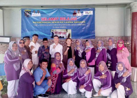 Foto bersama pengelola sekolah lansia bahagia dan Heisei Team