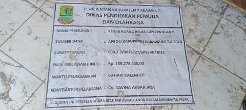 papan nama projek di letakkan asal-asalan dibiarkan di atas lantai sekolah