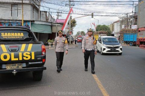 Kapolres jember AKBP Bayu Pratama Gubumagi bersama Kasatlantas Polres Jember AKP Fahmi Adiatma saat memastikan jalan