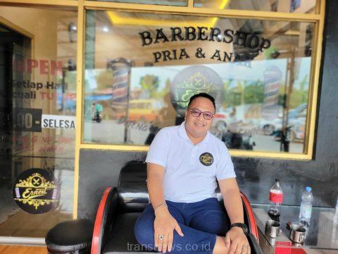 Pemilik Ernest Barbershop Teguh Onoh