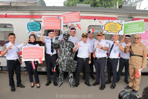 KAI Commuter Berbagi Suvenir Kepada Pengguna Commuter Line yang Hafal Ikrar Sumpah Pemuda