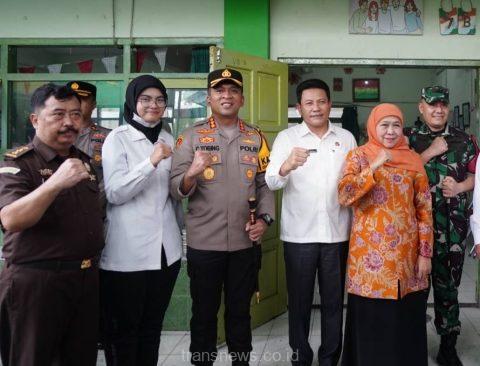 Gubernur Terpilih Jawa Timu Bersama Plt. Bupati Sidoarjo Tinjau Pelaksanaan Makan Bergizi Gratis di SMPN 1 Candi