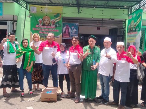 Bupati LSM LIRA Sidoarjo bersama Ketua Umum Rumah Budaya R3 beserta jajaran pengurus, usai melaksanakan giat membagikan air mineral dan snack kepada saudara Nahdliyin pada puncak acara HUT NU ke 1 Abad di Posko GOR Delta Sidoarjo, Selasa (7/2/2023)