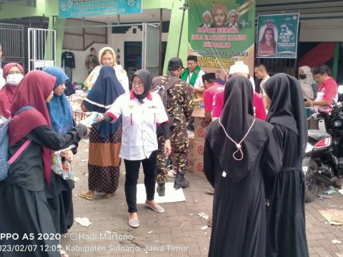 Pengurus DPD LSM LIRA Sidoarjo bersama Rumah Budaya R3, saat membagikan air mineral dan snack kepada saudara Nahdliyin yang hadir di puncak acara HUT NU ke 1 Abad di Posko GOR Delta Sidoarjo, Selasa (7/2)