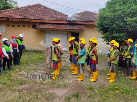 SDM PT Melinda Pratama Putra, saat diberikan pengarahan oleh pihak management proyek sebelum melaksanakan pekerjaannya masing-masing, lengkap dengan seragam proyek dan kelengkapan K3