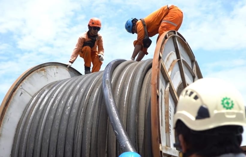 Personel dari Unit Induk Transmisi (UIT), Unit Induk Distribusi memulihkan gangguan di Joint Pit (JP) 5 dan JP 17 di Maduara