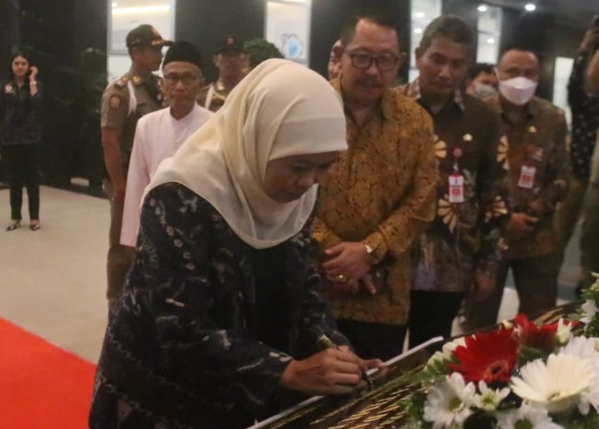 Gubernur Jawa Timur, Khofifah Indar Parawansa, saat meresmikan Gedung Baru BKD Provinsi Jatim, Senin (20/2/2023)