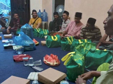 Seluruh Anggota Koperasi Pertambangan batu Gamping menantikan waktu berbuka puasa. (09/04/2023).