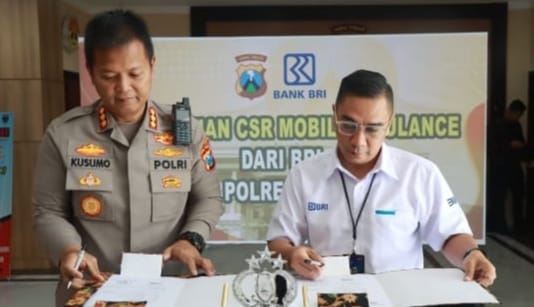 Kapolresta Sidoarjo Kombes Pol Kusumo Wahyu Bintoro, saat menerima mobil ambulance dari BRI, Jum'at (14/4/2023)