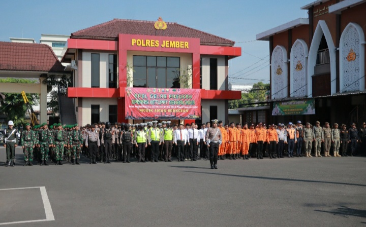 Apel Gelar pasukan operasi ketupat semeru 2023,bertempat di lapangan apel mako Polres Jember