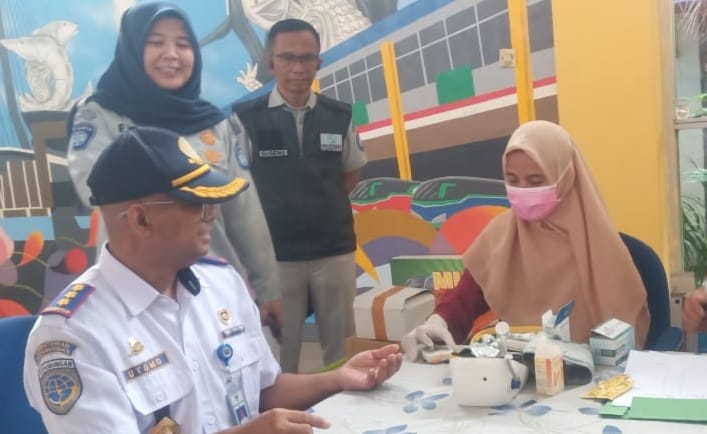 Layanan kesehatan gratis Jasa Raharja Cabang Utama Jawa Timur di Terminal Purabaya Surabaya, Kamis (20/4/2023).