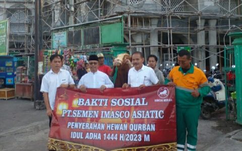 Humas PT Semen Imasco Asiantic bersama H Mashun ketua Masjid jami Kecamatan Puger