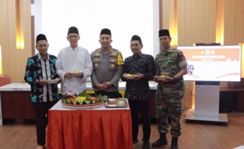 KH.Muhammad Firjaun Barlaman atau biasa di sapa Gus Firjaun,bersama Kapolres Jember,AKBP.Moh.Nurhidayat.SH.SIK.MM.memotong nasi tumpeng HUT Bhayangkara ke 77