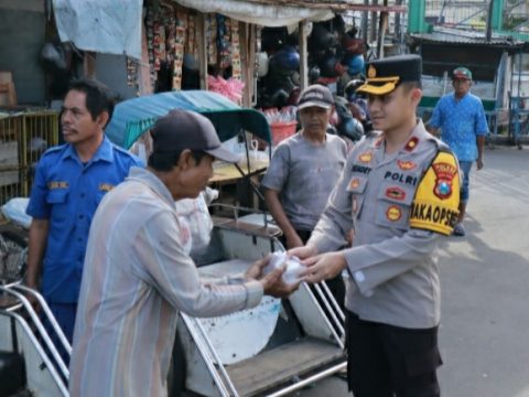 Kapolres jember bagikan nasi bungkus kepada masyarakat umum