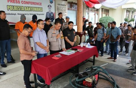 Wakapolresta Banyungawi gelar press riliase kedua pelaku bersama bersama barang bukti mesin pompa yang di gunakan pelaku untuk penyedot