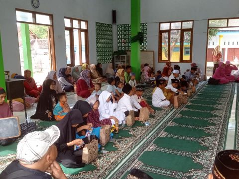 30 Anak Yatim yang hadir dalam acara santunan polres jember, dan polsek puger 