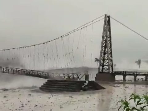 Jembatan kali Regoyo Desa Gondoruso Lumajang, Jawa timur hanyut di terjang banjir lahar dingin Gunung Semeru, Jum'at (7/7).