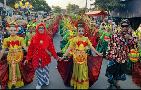 Sekolah Puger Kulon Negri 1 dan juga sala satu peserta yang ikut melakukan kirap petik laut dengan memakai pakain kas tradisi jawa