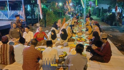 Warga RW 07 Kelurahan Urangagung, Kecamatan Sidoarjo, Kabupaten Sidoarjo, Jawa timur saat meramaikan tasyakuran HUT kemerdekaan RI ke -78 di jalan raya Jaretan, Rabu (16/8/2024)