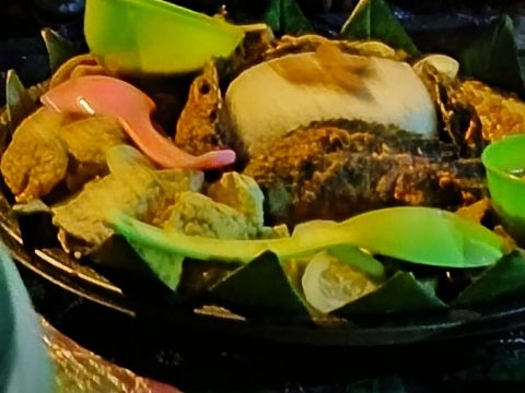 Tampak hidangan hasil masakan tradisional RW 07 siap dimakan bersama -sama.