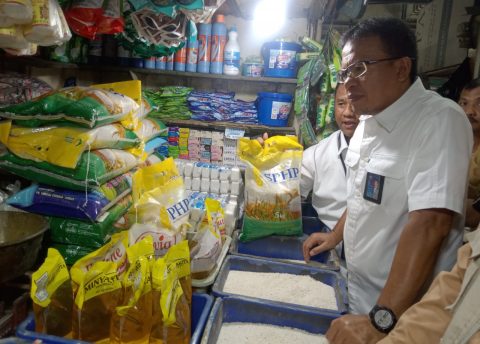 Kepala Divre Bulog Jatim, Ermin Tora saat melakukan pemantauan di Pasar Wonokromo Selasa (29/8/2023).