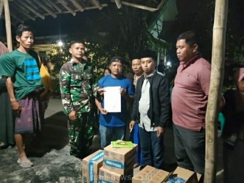 Babinkamtibmas bersama Bhabinsa Desa Grenden dan keluarga korban saat menujukan surat pernyataan.