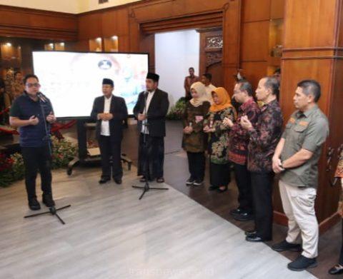 Pj Gubernur Jatim, Adhy Karyono saat memberikan sambutannya dihadapan OPD Pemprov Jatim setibanya di ruang VIP Bandara Juanda di Sidoarjo. Jum'at (16/2/2024).