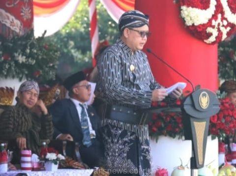 Pj. Gubernur Jawa timur Adhy Karyono, saat memimpin Upacara Hari Lahir Pancasila 2024 di Gedung Negara Grahadi Surabaya, Sabtu (1/6/2024). 
