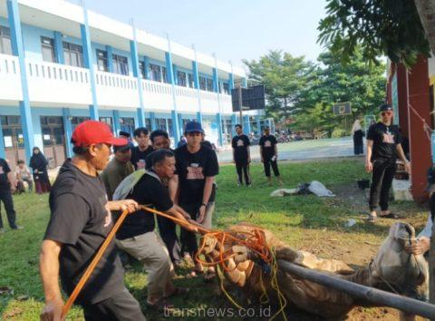 Pemotongan hewan kurban di Yayasan SIT Ruhama Depok.