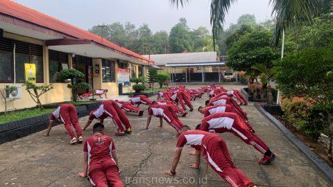 Brimob Batalyon A Pelopor Mengawali Aktifitas Dengan Olahraga