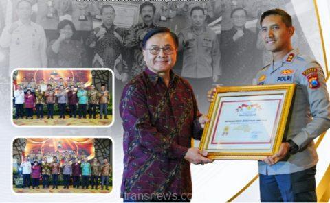 Kapolres Jember AKBP Bayu Pratama Gubumagi SH,SIK,MSI,saat terima penganugerahan kompolnas Award 2024