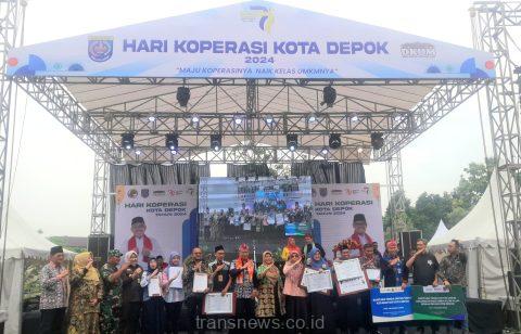 Foto Bersama para pelaku koperasi, UMKM, Kepala DKUM, Ketua TP PKK, dan PJ Sekda Kota Depok