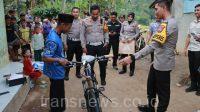 Kapolres jember berikan sepeda kepada pelajar yatim piatu