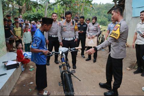 Kapolres jember berikan sepeda kepada pelajar yatim piatu