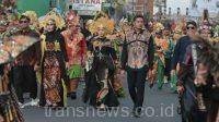 Rombongan peserta Jember Fashion Carnaval (JFC )