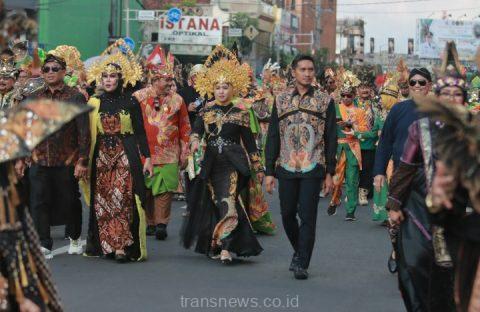 Rombongan peserta Jember Fashion Carnaval (JFC )