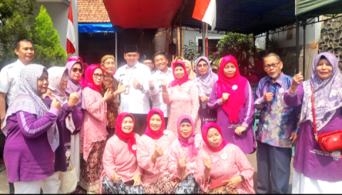 Camat Cilodong Zainal Arifin, dan Lurah Sukamaju Indra Cahyadi, foto bersama peserta sekolah lansia bahagia