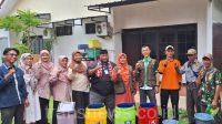 Koordinator Pengangkutan sampah Kecamatan Beji, Wahyu Ramadhani (tengah) bersama perwakilan peserta, usai kegiatan sosialisasi pemilahan sampah di Kantor Kelurahan Beji Timur. (dok.UPS Beji)