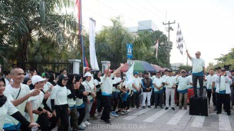 Wakil Wali Kota Depok Imam Budi Hartono melepas peserta fun walk dalam rangka Hari Pelanggan Nasional Tahun 2024 yang diselenggarakan PDAM Tirta Asasta.